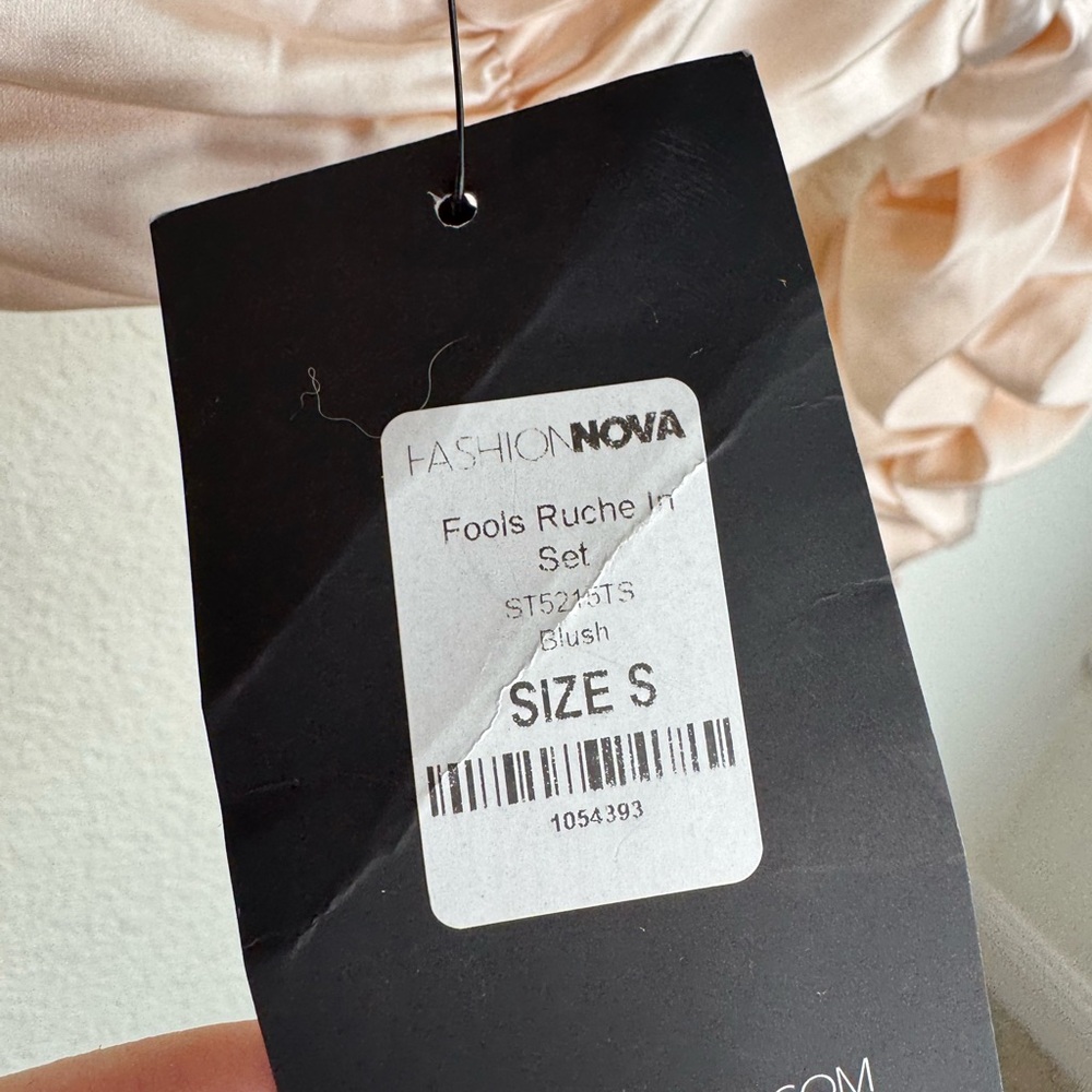 NWT RUCHED FASHION NOVA CROP TOP - Picture 4 of 4